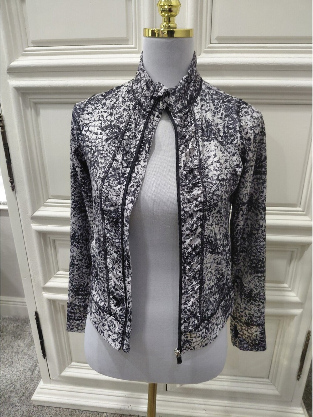 Danskin Now Long Sleeve Top Full Zip Girls Size Large 10 12 Thumb holes